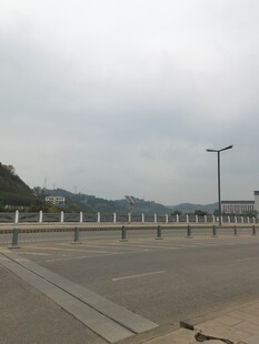 空旷户外道路与远处山峦