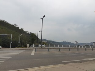 空旷户外道路及周边景象