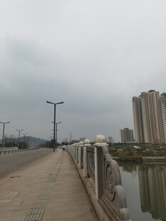 城市河畔漫步道景观