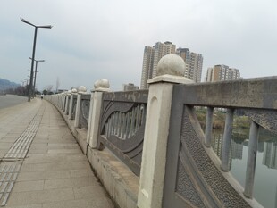 河畔石桥边的城市景致