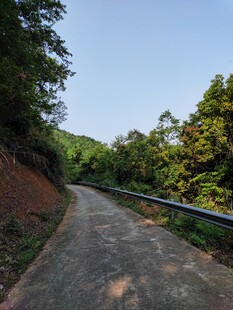 山间蜿蜒小路