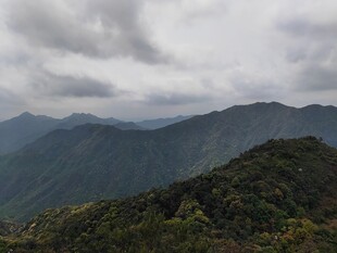云雾缭绕中的山峦美景