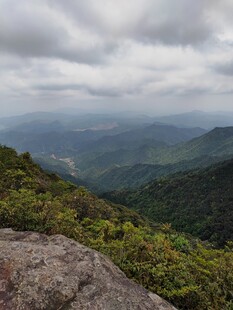 山巅远眺翠绿山峦云海