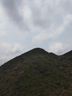 山峦云雾间的自然景致