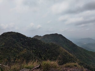 云雾缭绕的连绵山峦