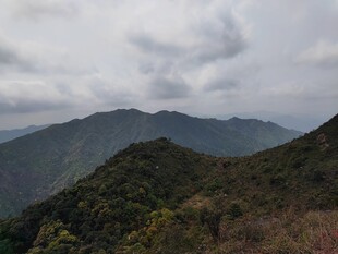云雾缭绕的连绵山峦