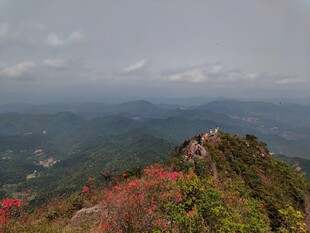 山巅美景 红叶点缀山峦