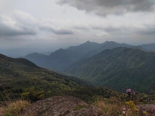 山峦云雾间的壮美风光