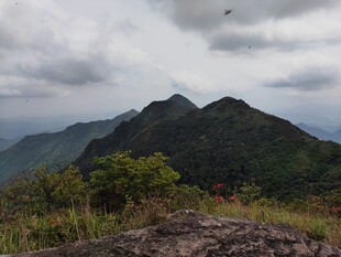 山峦云雾间的自然景致