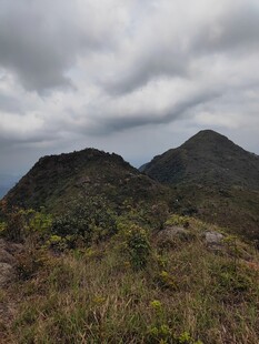 云雾缭绕的壮美山峦