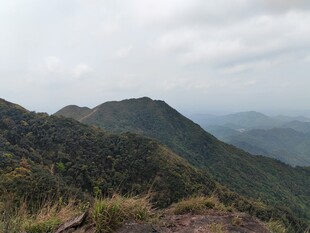 山峦云海间的壮美风光