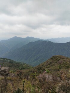 山峦云雾间的自然景致