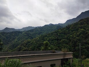 山间建筑旁的葱郁山脉