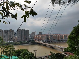 城市河畔景观俯瞰
