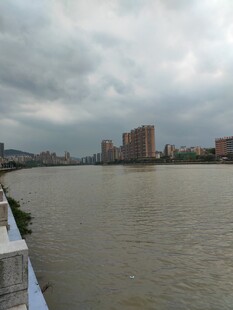 江边城市景观 阴云密布