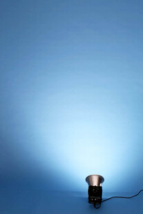 蓝色背景下的聚光灯泡