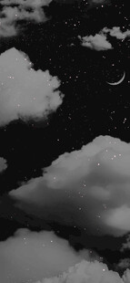 夜空中的云朵与弯月