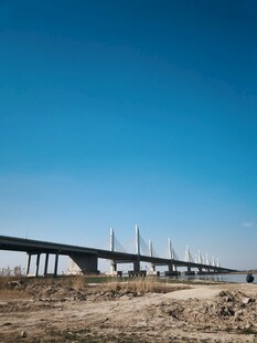 宏伟桥梁横跨开阔地带