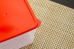 红色容器与网格背景特写