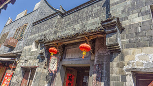 古街中式建筑挂红灯笼