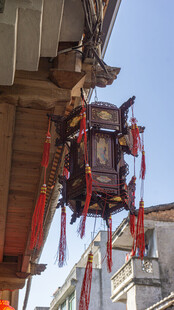 传统灯笼悬挂于街头巷尾