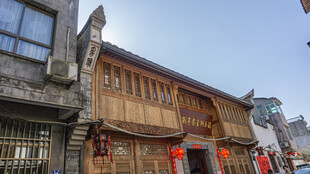 古色古香的中式传统临街建筑