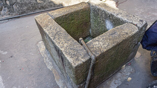 古老方形石井