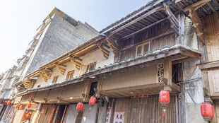 古旧民居挂红灯笼景象