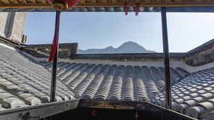 中式古建屋顶与远山景致