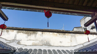 古宅上空的红灯笼