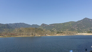 宁静山水间的辽阔湖景