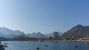 湖畔山峦美景