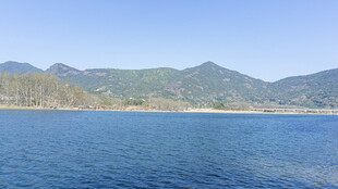 宁静湖水与远处山峦