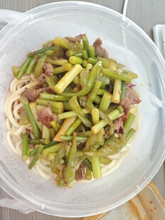 蒜苔肉丝拌面