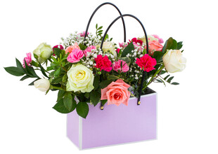 紫色手提袋中的多彩花束