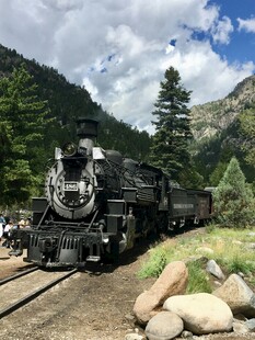 山间复古蒸汽火车行驶