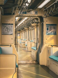 地铁车厢内部空旷场景