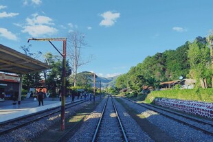 宁静的铁路站台风景