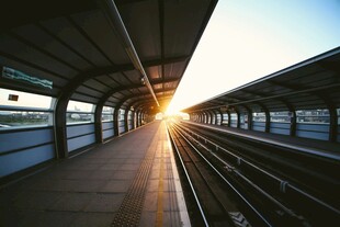 夕阳下的空旷铁路站台