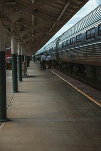 火车站台的列车与旅客