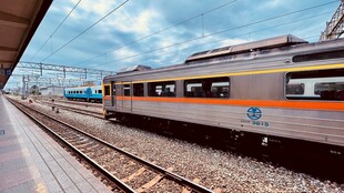 站台旁停靠的一列火车