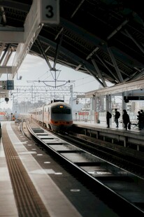 火车站台列车进站场景