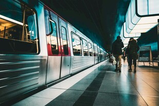 夜晚地铁站台行人与列车