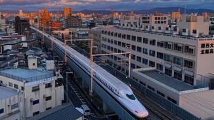 城市中飞驰的高速列车