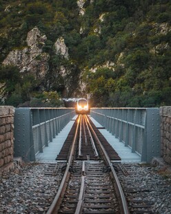 黄昏铁轨上驶来的火车