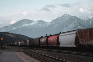 山间铁轨上的货运列车