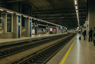 地铁站台场景静谧候车处
