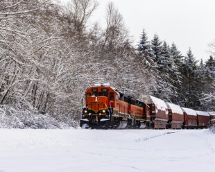 冬日雪景中的行驶火车