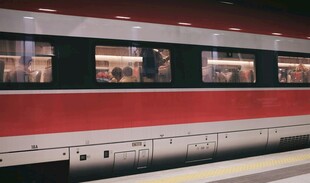 停靠站台的红白色列车