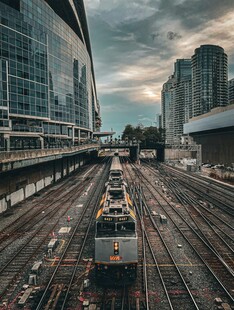 城市铁轨旁的现代建筑景观